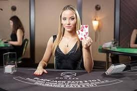Tampilan live-dealer table bosku777 di situs desktop dengan video dealer besar dan kontrol taruhan